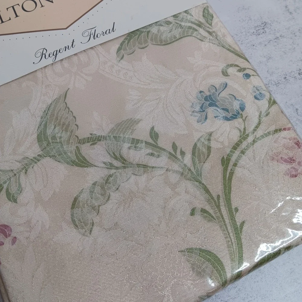 VTG Wilton Court Tablecloth 60x84 Oval Regent Floral Cottagecore Shabby Chic NWT